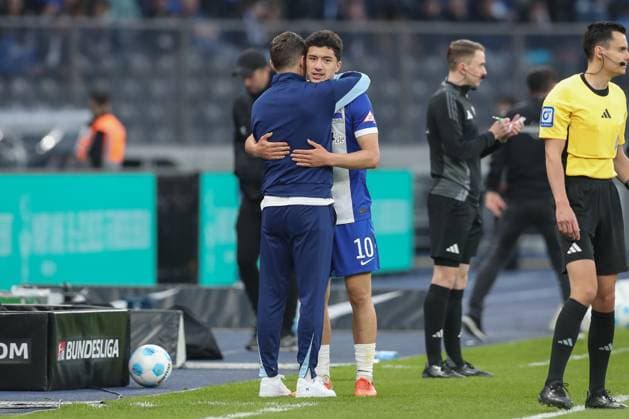 25.04.2025, xtgx, Fussball - 2.Bundesliga, Hertha BSC Berlin - 1.FC Magdeburg emspor, v.l. Ibrahim Maza (Hertha, 10) nac der Auswechslung bei Stefan Leitl (Hertha, Trainer) (DFL DFB REGULATIONS PROHIBIT ANY USE OF PHOTOGRAPHS as IMAGE SEQUENCES and or QUASI-VIDEO) Berlin