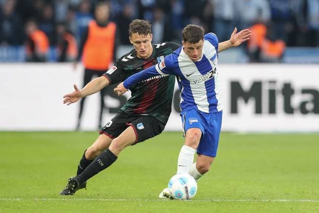 25.04.2025, xtgx, Fussball - 2.Bundesliga, Hertha BSC Berlin - 1.FC Magdeburg emspor, v.l. Martijn Kaars (Magdeburg, 9), Diego Demme (Hertha, 6) Zweikampf, Duell, Kampf, tackle (DFL DFB REGULATIONS PROHIBIT ANY USE OF PHOTOGRAPHS as IMAGE SEQUENCES and or QUASI-VIDEO) Berlin