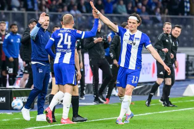 im Bild v.l.: Stefan Leitl (Hertha BSC, Trainer), Jon Dagur Thorsteinsson (Hertha BSC, 24), Fabian Reese (Hertha BSC, 11), klatschen ab, Freude, GER, Berlin, Fussball, Hertha BSC vs 1.FC Magdeburg, DFB, Bundesliga, Spielzeit 2024 2025, DFB DFL REGULATIONS PROHIBIT ANY USE OF PHOTOGRAPHS AS IMAGE SEQUENCES AND OR QUASI-VIDEO, 25.04.2025