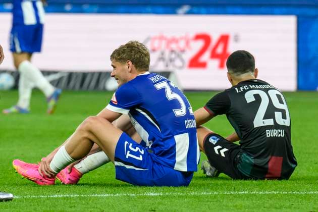im Bild v.l.: Marton Dardai (Hertha BSC, 31), Livan Burcu (1.FC Magdeburg, 29), Endstand 1:1, GER, Berlin, Fussball, Hertha BSC vs 1.FC Magdeburg, DFB, Bundesliga, Spielzeit 2024 2025, DFB DFL REGULATIONS PROHIBIT ANY USE OF PHOTOGRAPHS AS IMAGE SEQUENCES AND OR QUASI-VIDEO, 25.04.2025
