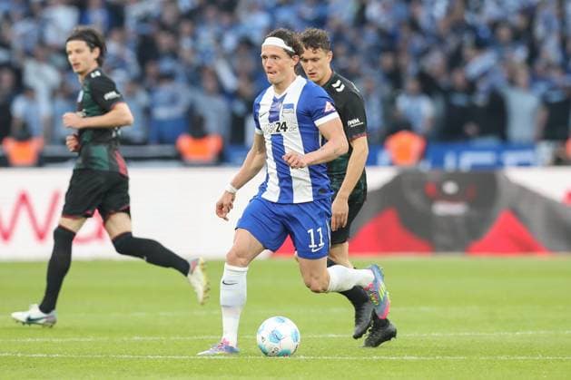 25.04.2025, xtgx, Fussball - 2.Bundesliga, Hertha BSC Berlin - 1.FC Magdeburg emspor, v.l. Fabian Reese (Hertha, 11), Martijn Kaars (Magdeburg, 9) Zweikampf, Duell, Kampf, tackle (DFL DFB REGULATIONS PROHIBIT ANY USE OF PHOTOGRAPHS as IMAGE SEQUENCES and or QUASI-VIDEO) Berlin