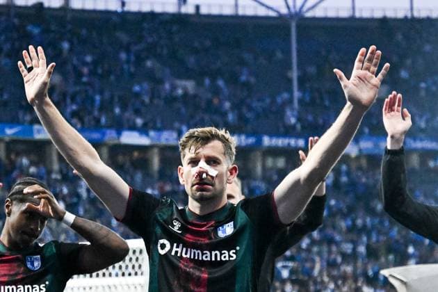 Fussball 2.Bundesliga, Hertha BSC Berlin - 1.FC Magdeburg 25.04.2025, xdanx, Fussball 2.Bundesliga, Hertha BSC Berlin - 1.FC Magdeburg v.l. Alexander Nollenberger (1.FC Magdeburg) Jubel ueber das Unentschieden (DFL DFB REGULATIONS PROHIBIT ANY USE OF PHOTOGRAPHS as IMAGE SEQUENCES and or QUASI-VIDEO) Daniel Lakomski Mix1Press Berlin Olympiastadion Berlin Deutschland (DEU)