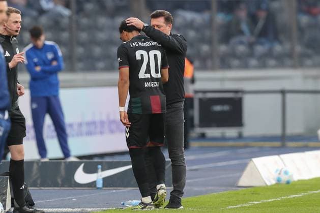25.04.2025, xtgx, Fussball - 2.Bundesliga, Hertha BSC Berlin - 1.FC Magdeburg emspor, v.l. Xavier Amaechi (Magdeburg, 20) und Christian Titz (Magdeburg, Trainer) nach Auswechslung (DFL DFB REGULATIONS PROHIBIT ANY USE OF PHOTOGRAPHS as IMAGE SEQUENCES and or QUASI-VIDEO) Berlin