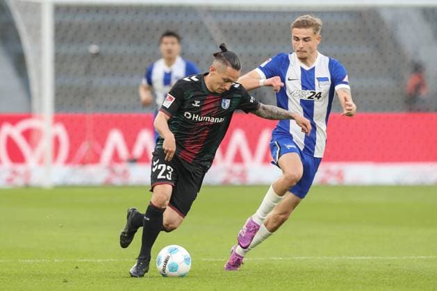 25.04.2025, xtgx, Fussball - 2.Bundesliga, Hertha BSC Berlin - 1.FC Magdeburg emspor, v.l. Baris Atik (Magdeburg, 23), Marten Winkler (Hertha, 22) Zweikampf, Duell, Kampf, tackle (DFL DFB REGULATIONS PROHIBIT ANY USE OF PHOTOGRAPHS as IMAGE SEQUENCES and or QUASI-VIDEO) Berlin