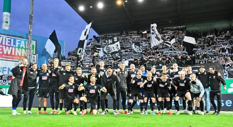 Sport Themen der Woche KW17 Sport Bilder des Tages 25.04.2025 - Fussball - Saison 2024 2025 - 2. Fussball - Bundesliga - 31. Spieltag: SpVgg Greuther Fürth ( Kleeblatt ) - SSV Ulm 1846 ( Spatzen ) - Sportfoto Zink - xwoxzix - DFL regulations prohibit any use of photographs as image sequences and or quasi-video - only for editorial use - Mannschaft Team Ulm vor Fans Fanblock nach Spielende - Jubel Freude - Teamfoto Mannschaftsfoto Siegerfoto *** 25 04 2025 Soccer Season 2024 2025 2 Soccer Bundesliga 31 Matchday SpVgg Greuther Fürth Kleeblatt SSV Ulm 1846 Spatzen Sportfoto Zink xwoxzix DFL regulations prohibit any use of photographs as image sequences and or quasi video only for editorial use Mannschaft Team Ulm vor Fans Fanblock nach Spielende Jubel Freude Teamfoto Mannschaftsfoto Siegerfoto