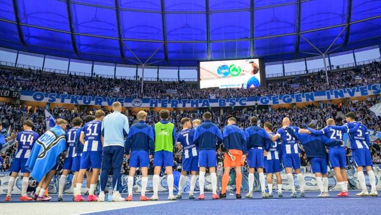 im Bild v.l.: Die Spieler bedanken sich bein den Fans, Endstand 1:1, GER, Berlin, Fussball, Hertha BSC vs 1.FC Magdeburg, DFB, Bundesliga, Spielzeit 2024 2025, DFB DFL REGULATIONS PROHIBIT ANY USE OF PHOTOGRAPHS AS IMAGE SEQUENCES AND OR QUASI-VIDEO, 25.04.2025