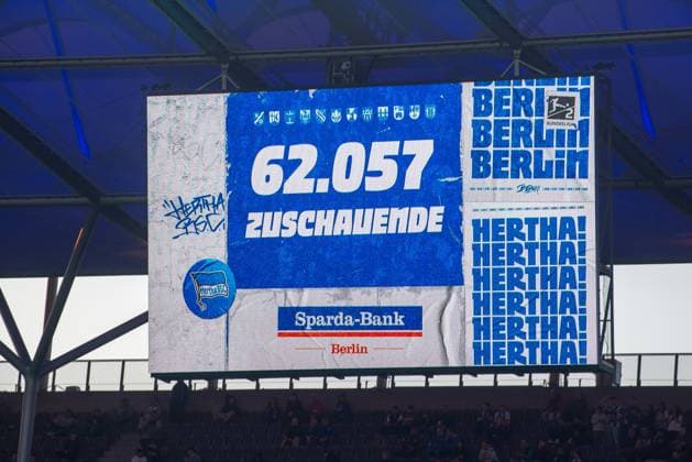 Fussball, Herren, Saison 2024 2025, 2. Bundesliga (31. Spieltag), Hertha BSC - 1. FC Magdeburg, Anzeigetafel mit Zuschauerzahl: 62057, 25.04. 2025,