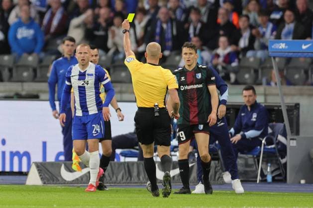 2. Fußball Bundesliga, Hertha BSC - 1. FC Magdeburg Gelb, die gelbe Karte, Jón Dagur Þorsteinsson (Hertha BSC Berlin 24) erhält die Gelbe Karte von Schiedsrichter Patrick Schwengers, während der Begegnung in der 2. Fußball Bundesliga, Hertha BSC - 1. FC Magdeburg in Berlin, Olympiastadion, am 25.04.2025. DFB regulations prohibit any use of photographs as image sequences and or quasi video.