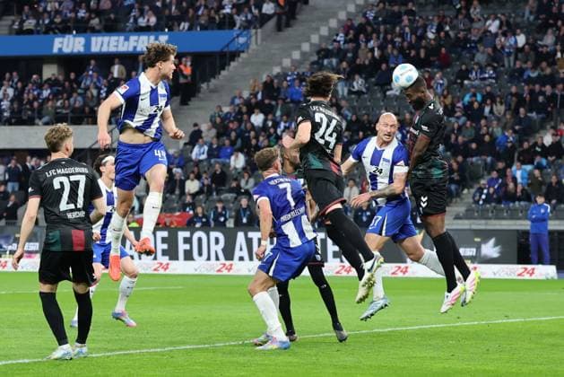 2. Fußball Bundesliga, Hertha BSC - 1. FC Magdeburg Kopfball, Kopfballduell zwischen Toni Leistner (Hertha BSC Berlin 37) Patric Pfeiffer (Magdeburg 3) , links Jean Hugonet (Magdeburg 24), Florian Niederlechner (Hertha BSC Berlin 7) und Linus Gechter (Hertha BSC Berlin 44), während der Begegnung in der 2. Fußball Bundesliga, Hertha BSC - 1. FC Magdeburg in Berlin, Olympiastadion, am 25.04.2025. DFB regulations prohibit any use of photographs as image sequences and or quasi video.
