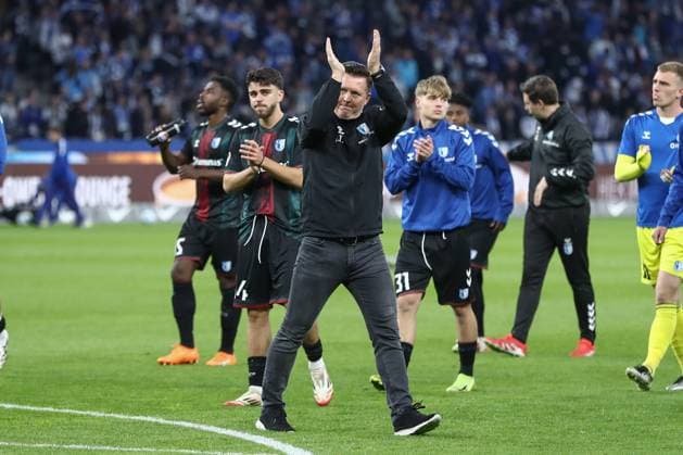 25.04.2025, xtgx, Fussball - 2.Bundesliga, Hertha BSC Berlin - 1.FC Magdeburg emspor, v.l. Christian Titz (Magdeburg, Trainer) bedankt sich bei den Fans (DFL DFB REGULATIONS PROHIBIT ANY USE OF PHOTOGRAPHS as IMAGE SEQUENCES and or QUASI-VIDEO) Berlin