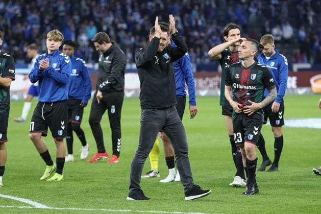 25.04.2025, xtgx, Fussball - 2.Bundesliga, Hertha BSC Berlin - 1.FC Magdeburg emspor, v.l. Christian Titz (Magdeburg, Trainer) bedankt sich bei den Fans (DFL DFB REGULATIONS PROHIBIT ANY USE OF PHOTOGRAPHS as IMAGE SEQUENCES and or QUASI-VIDEO) Berlin