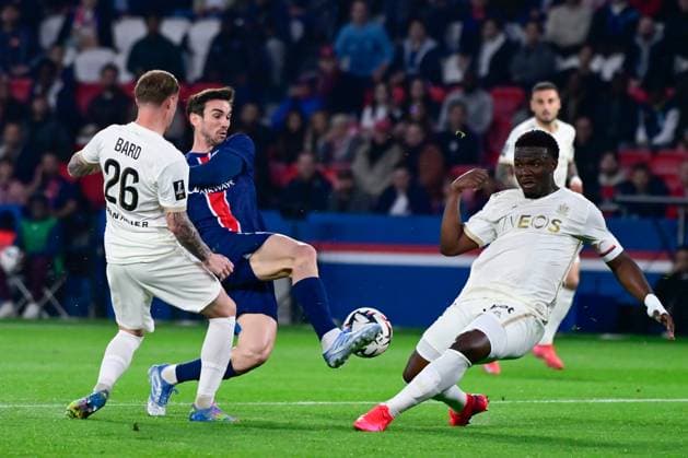 FOOTBALL : PSG vs Nice - Ligue 1 - 25 04 2025 Fabian Ruiz ( 8 - PSG ) , Melvin BARD ( 26 - Nice ) and Youssuf NDAYISHIMIYE ( 55 - Nice ) during the Ligue 1 match between Paris Saint Germain and OGC Nice at Parc Des Princes on April 25 , 2025 in Paris, France. ( Photo by Dante Badano PsnewZ ) - ParisFrance  Copyright: xDantexBadanox