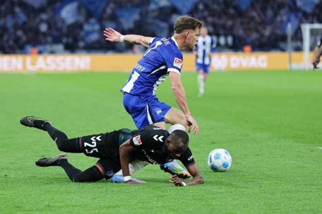 2. Fußball Bundesliga, Hertha BSC - 1. FC Magdeburg Florian Niederlechner (Hertha BSC Berlin 7) im Zweikampf mit Silas Gnaka (Magdeburg 25), während der Begegnung in der 2. Fußball Bundesliga, Hertha BSC - 1. FC Magdeburg in Berlin, Olympiastadion, am 25.04.2025. DFB regulations prohibit any use of photographs as image sequences and or quasi video.