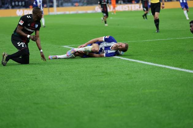 2. Fußball Bundesliga, Hertha BSC - 1. FC Magdeburg Florian Niederlechner (Hertha BSC Berlin 7), mit Schmerzen, am Boden, nach Foul von Silas Gnaka (Magdeburg 25), während der Begegnung in der 2. Fußball Bundesliga, Hertha BSC - 1. FC Magdeburg in Berlin, Olympiastadion, am 25.04.2025. DFB regulations prohibit any use of photographs as image sequences and or quasi video.