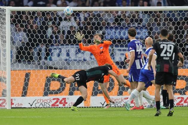 2. Fußball Bundesliga, Hertha BSC - 1. FC Magdeburg Tjark Ernst (Hertha BSC Berlin 1) hält, sichert einen Torschuss von Alexander Nollenberger (Magdeburg 17), rechts hb44 und Toni Leistner (Hertha BSC Berlin 37), während der Begegnung in der 2. Fußball Bundesliga, Hertha BSC - 1. FC Magdeburg in Berlin, Olympiastadion, am 25.04.2025. DFB regulations prohibit any use of photographs as image sequences and or quasi video.