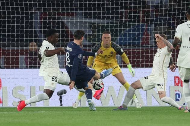 2025.04.25 Parc des Princes, La Ligue 1 J.31 Paris Saint Germain - OGC Nice v.l., Youssouf Ndayishimiye (OGC Nice) Torschuss Fabian Ruiz (Paris Saint-Germain) Copyright: JoaquimxFerreira