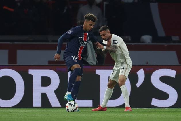 2025.04.25 Parc des Princes, La Ligue 1 J.31 Paris Saint Germain - OGC Nice v.l., DÃ sirÃ DouÃ (Paris Saint-Germain), Jonathan Clauss (OGC Nice) in aktion, in action, Copyright: JoaquimxFerreira