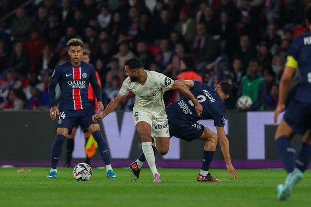 2025.04.25 Parc des Princes, La Ligue 1 J.31 Paris Saint Germain - OGC Nice v.l., Ali Abdi (OGC Nice), Achraf Hakimi (Paris Saint-Germain), Zweikampf, Action, Aktion, Battles for the Ball Copyright: JoaquimxFerreira