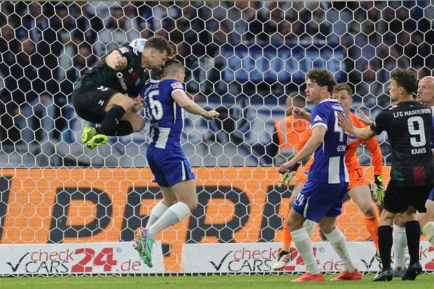 2. Fußball Bundesliga, Hertha BSC - 1. FC Magdeburg Alexander Nollenberger (Magdeburg 17) beim Torschuss auf das Tor gegen Jonjoe Kenny (Hertha BSC Berlin 16), rechts Linus Gechter (Hertha BSC Berlin 44) und Martijn Kaars (Magdeburg 9), während der Begegnung in der 2. Fußball Bundesliga, Hertha BSC - 1. FC Magdeburg in Berlin, Olympiastadion, am 25.04.2025. DFB regulations prohibit any use of photographs as image sequences and or quasi video.