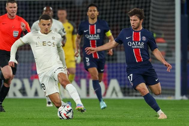 2025.04.25 Parc des Princes, La Ligue 1 J.31 Paris Saint Germain - OGC Nice v.l., Badredine Bouanani (OGC Nice), Joao Neves (Paris Saint-Germain) in aktion, in action, Copyright: JoaquimxFerreira