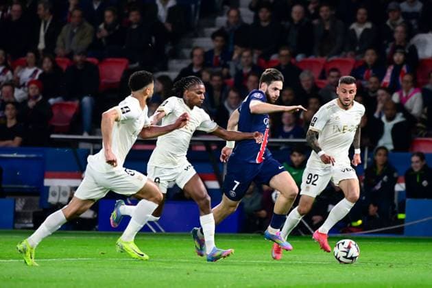 FOOTBALL : PSG vs Nice - Ligue 1 - 25 04 2025 Mohamed Abdelmonem ( 5 - Nice ) , Hcham Boudaoui ( 6 - Nice ) , Khvicha Kvaratskhelia ( 7 - PSG ) and Jonathan Clauss ( 92 - Nice ) during the Ligue 1 match between Paris Saint Germain and OGC Nice at Parc Des Princes on April 25 , 2025 in Paris, France. ( Photo by Dante Badano PsnewZ ) - ParisFrance  Copyright: xDantexBadanox