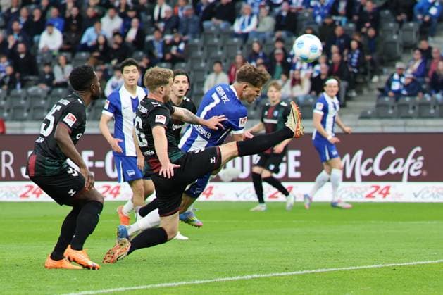 2. Fußball Bundesliga, Hertha BSC - 1. FC Magdeburg Florian Niederlechner (Hertha BSC Berlin 7) beim Torschuss Kopfball auf das Tor gegen Marcus Mathisen (Magdeburg 16) , links Daniel Heber (Magdeburg 15), während der Begegnung in der 2. Fußball Bundesliga, Hertha BSC - 1. FC Magdeburg in Berlin, Olympiastadion, am 25.04.2025. DFB regulations prohibit any use of photographs as image sequences and or quasi video.