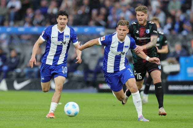 2. Fußball Bundesliga, Hertha BSC - 1. FC Magdeburg Florian Niederlechner (Hertha BSC Berlin 7) im Zweikampf mit Marcus Mathisen (Magdeburg 16), links Ibrahim Maza (Hertha BSC Berlin 10), während der Begegnung in der 2. Fußball Bundesliga, Hertha BSC - 1. FC Magdeburg in Berlin, Olympiastadion, am 25.04.2025. DFB regulations prohibit any use of photographs as image sequences and or quasi video.