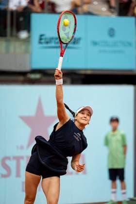 Mutua Madrid Open 2025 Eva Lys of Germany serves the ball against Jessica Pegula of USA during the second round match of the Mutua Madrid Open 2025 tournament celebrated at La Caja Magica on April 25, 2025 in Madrid, Spain. Madrid La Caja Magica Madrid Spain Copyright: xAlbertoxGardinx AGardin_20250425_Mutua_Madrid_Open_10383