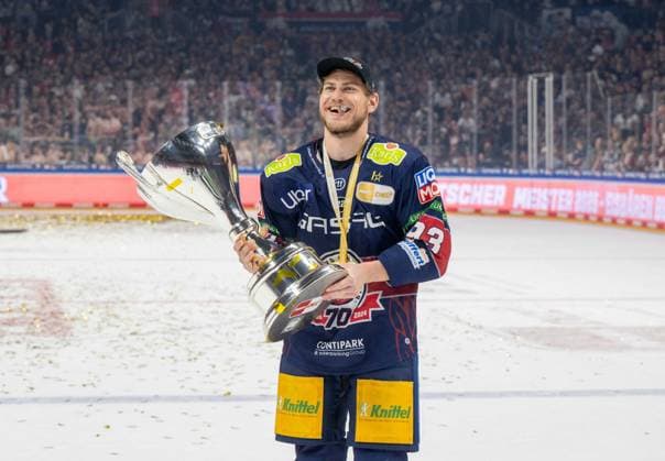 Bilder des Jahres 2025, Sport 04 April Sport Themen der Woche KW17 Sport Bilder des Tages Eishockey, Herren, Saison 2024 2025, Penny DEL (Finale, Spiel 5), Eisbären Berlin - Kölner Haie, die Eisbären Berlin bejubeln den Gewinn der Deutschen Meisterschaft, Leonhard Pföderl (Eisbären Berlin) mit Pokal und Zigarre, 25.04. 2025, *** Ice Hockey, Men, Season 2024 2025, Penny DEL Final, Game 5 , Eisbären Berlin Kölner Haie, Eisbären Berlin celebrate winning the German Championship, Leonhard Pföderl Eisbären Berlin with trophy and cigar, 25 04 2025, Copyright: xMatthiasxKochx