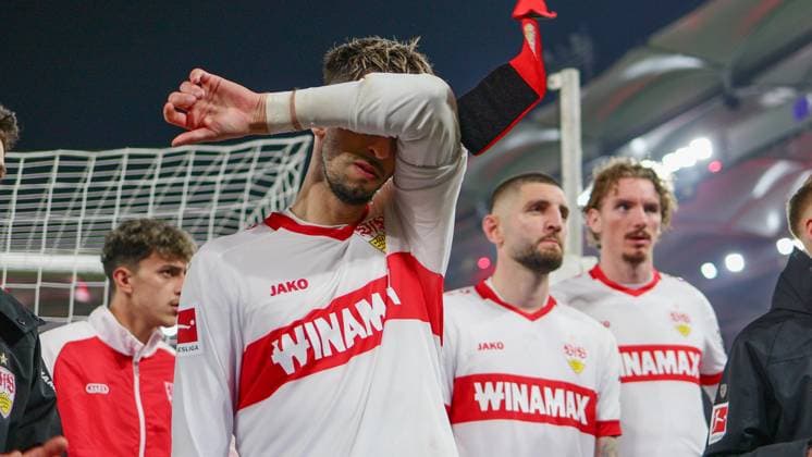 Sport Themen der Woche KW17 Sport Bilder des Tages Stuttgart , Bundesliga Fußball VfB Stuttgart vs. 1. FC Heidenheim, v.l. Atakan Karazor (VfB) Jeff Chabot (VfB) Nick Woltemade (VfB), fasungslos und frustriert Gemäß den Vorgaben der DFL Deutschen Fußball Liga ist es untersagt, in dem Stadion und oder vom Spiel angefertigte Fotoaufnahmen in Form von Sequenzbildern und oder videoähnlichen Fotostrecken zu verwerten bzw. verwerten zu lassen. *** Stuttgart , Bundesliga soccer VfB Stuttgart vs. 1 FC Heidenheim, f l Atakan Karazor VfB Jeff Chabot VfB Nick Woltemade VfB , fascinated and frustrated According to the regulations of the DFL German Football League, it is prohibited to use or have used photographs taken in the stadium and or of the match in the form of sequential images and or video-like photo series