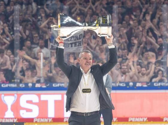 Sport Themen der Woche KW17 Sport Bilder des Tages Eishockey, Herren, Saison 2024 2025, Penny DEL (Finale, Spiel 5), Eisbären Berlin - Kölner Haie, die Eisbären Berlin bejubeln den Gewinn der Deutschen Meisterschaft, Trainer Serge Aubin (Eisbären Berlin) mit Pokal, 25.04. 2025, *** Ice Hockey, Men, Season 2024 2025, Penny DEL Final, Game 5 , Eisbären Berlin Kölner Haie, Eisbären Berlin celebrate winning the German Championship, Coach Serge Aubin Eisbären Berlin with trophy, 25 04 2025, Copyright: xMatthiasxKochx