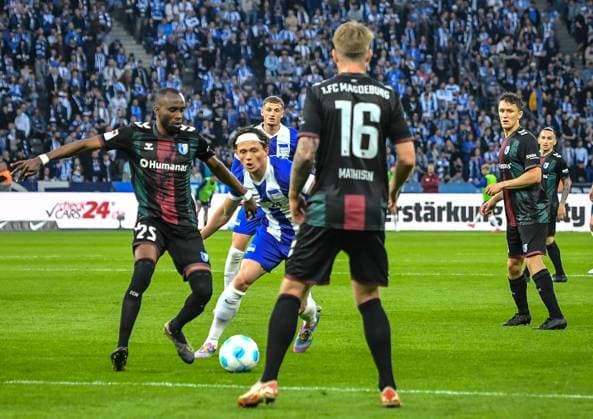 Fussball 2.Bundesliga, Hertha BSC Berlin - 1.FC Magdeburg 25.04.2025, xdanx, Fussball 2.Bundesliga, Hertha BSC Berlin - 1.FC Magdeburg v.l. Silas Gnaka (1.FC Magdeburg), Fabian Reese (Hertha BSC), Marcus Mathisen (1.FC Magdeburg) Zweikampf, Duell, Kampf, tackle (DFL DFB REGULATIONS PROHIBIT ANY USE OF PHOTOGRAPHS as IMAGE SEQUENCES and or QUASI-VIDEO) Daniel Lakomski Mix1Press Berlin Olympiastadion Berlin Deutschland (DEU)