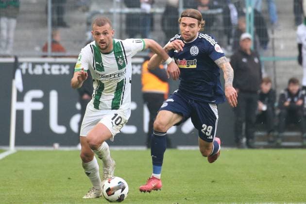 Mönchengladbach, Deutschland 25. April 2025: Regionalliga West - 2024 2025 - Bor. Mönchengladbach U23 vs. MSV Duisburg Im Bild: v. li. im Zweikampf Kushtrim Asallari (Borussia Mönchengladbach U23) und Joshua Bitter (MSV Duisburg) Borussia Park Nordrhein Westfalen Copyright: xFotostandx xVanxderxVeldenx