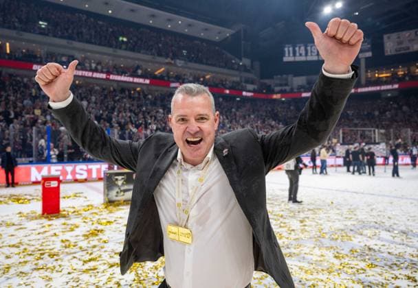 Eishockey, Herren, Saison 2024 2025, Penny DEL (Finale, Spiel 5), Eisbären Berlin - Kölner Haie, die Eisbären Berlin bejubeln den Gewinn der Deutschen Meisterschaft, Trainer Serge Aubin (Eisbären Berlin) mit Medaille, 25.04. 2025, *** Ice Hockey, Men, Season 2024 2025, Penny DEL Final, Game 5 , Eisbären Berlin Kölner Haie, Eisbären Berlin celebrate winning the German Championship, Coach Serge Aubin Eisbären Berlin with medal, 25 04 2025, Copyright: xMatthiasxKochx