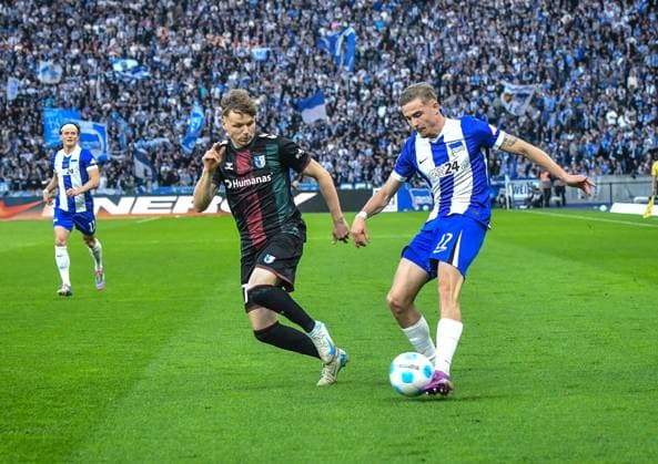 Fussball 2.Bundesliga, Hertha BSC Berlin - 1.FC Magdeburg 25.04.2025, xdanx, Fussball 2.Bundesliga, Hertha BSC Berlin - 1.FC Magdeburg v.l. Fabian Reese (Hertha BSC), Philipp Hercher (1.FC Magdeburg), Marten Winkler (Hertha BSC) Zweikampf, Duell, Kampf, tackle (DFL DFB REGULATIONS PROHIBIT ANY USE OF PHOTOGRAPHS as IMAGE SEQUENCES and or QUASI-VIDEO) Daniel Lakomski Mix1Press Berlin Olympiastadion Berlin Deutschland (DEU)