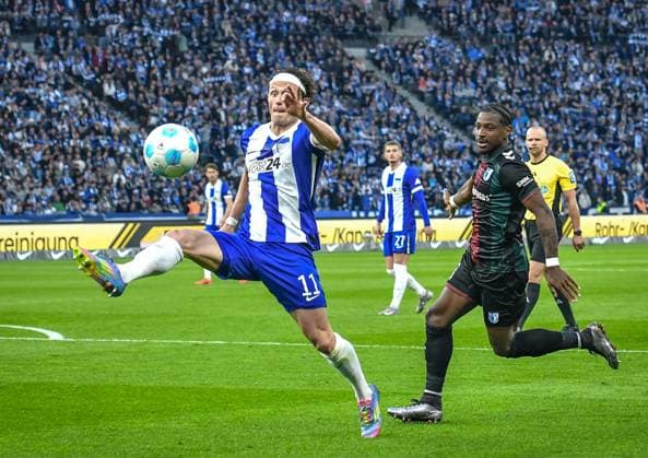 Fussball 2.Bundesliga, Hertha BSC Berlin - 1.FC Magdeburg 25.04.2025, xdanx, Fussball 2.Bundesliga, Hertha BSC Berlin - 1.FC Magdeburg v.l. Fabian Reese (Hertha BSC), Bryan Teixeira (1.FC Magdeburg) Zweikampf, Duell, Kampf, tackle (DFL DFB REGULATIONS PROHIBIT ANY USE OF PHOTOGRAPHS as IMAGE SEQUENCES and or QUASI-VIDEO) Daniel Lakomski Mix1Press Berlin Olympiastadion Berlin Deutschland (DEU)
