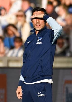 Fussball 2.Bundesliga, Hertha BSC Berlin - 1.FC Magdeburg 25.04.2025, xdanx, Fussball 2.Bundesliga, Hertha BSC Berlin - 1.FC Magdeburg v.l. Stefan Leitl (Hertha BSC Trainer) gibt Anweisungen, gestikuliert mit den Armen, gesticulate, gives instructions (DFL DFB REGULATIONS PROHIBIT ANY USE OF PHOTOGRAPHS as IMAGE SEQUENCES and or QUASI-VIDEO) Daniel Lakomski Mix1Press Berlin Olympiastadion Berlin Deutschland (DEU)