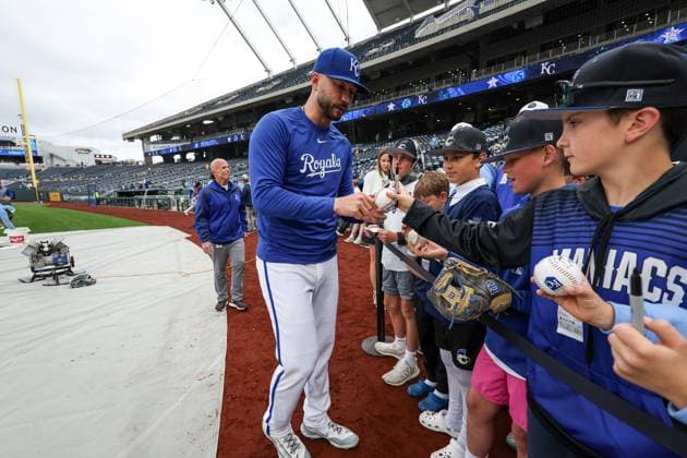 MLB, Baseball Herren, USA 2025: Astros Vs Royals APR 25 April 25, 2025: Kansas City Royals relief pitcher Lucas Erceg (60) signs autographs for fans before a game against the Houston Astros at Kauffman Stadium in Kansas City, MO. David Smith CSM (Credit Image: Â David Smith Cal Media) Kansas City Mo United States of America EDITORIAL USE ONLY Copyright: xx ZUMA-20250425_zma_c04_005.jpg DavidxSmithx csmphotothree378161