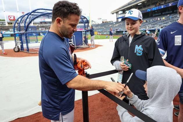 MLB, Baseball Herren, USA 2025: Astros Vs Royals APR 25 April 25, 2025: Houston Astros second baseman Jose Altuve (27) signs an autograph for a young fan before a game against the Kansas City Royals at Kauffman Stadium in Kansas City, MO. David Smith CSM (Credit Image: Â David Smith Cal Media) Kansas City Mo United States of America EDITORIAL USE ONLY Copyright: xx ZUMA-20250425_zma_c04_004.jpg DavidxSmithx csmphotothree378162