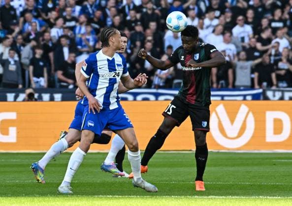 Fussball 2.Bundesliga, Hertha BSC Berlin - 1.FC Magdeburg 25.04.2025, xdanx, Fussball 2.Bundesliga, Hertha BSC Berlin - 1.FC Magdeburg v.l. Derry Scherhant (Hertha BSC), Daniel Heber (1.FC Magdeburg) Zweikampf, Duell, Kampf, tackle (DFL DFB REGULATIONS PROHIBIT ANY USE OF PHOTOGRAPHS as IMAGE SEQUENCES and or QUASI-VIDEO) Daniel Lakomski Mix1Press Berlin Olympiastadion Berlin Deutschland (DEU)