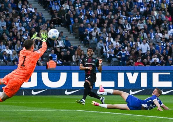 Fussball 2.Bundesliga, Hertha BSC Berlin - 1.FC Magdeburg 25.04.2025, xdanx, Fussball 2.Bundesliga, Hertha BSC Berlin - 1.FC Magdeburg v.l. Tjark Ernst (Hertha BSC), Xavier Amaechi (1.FC Magdeburg), Marton Dardai (Hertha BSC) Torschuss (DFL DFB REGULATIONS PROHIBIT ANY USE OF PHOTOGRAPHS as IMAGE SEQUENCES and or QUASI-VIDEO) Daniel Lakomski Mix1Press Berlin Olympiastadion Berlin Deutschland (DEU)