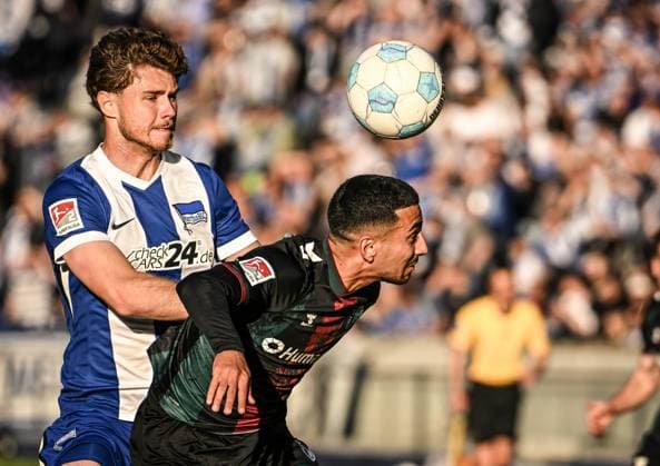 Fussball 2.Bundesliga, Hertha BSC Berlin - 1.FC Magdeburg 25.04.2025, xdanx, Fussball 2.Bundesliga, Hertha BSC Berlin - 1.FC Magdeburg v.l. Linus Gechter (Hertha BSC), Livan Burcu (1.FC Magdeburg) Zweikampf, Duell, Kampf, tackle (DFL DFB REGULATIONS PROHIBIT ANY USE OF PHOTOGRAPHS as IMAGE SEQUENCES and or QUASI-VIDEO) Daniel Lakomski Mix1Press Berlin Olympiastadion Berlin Deutschland (DEU)