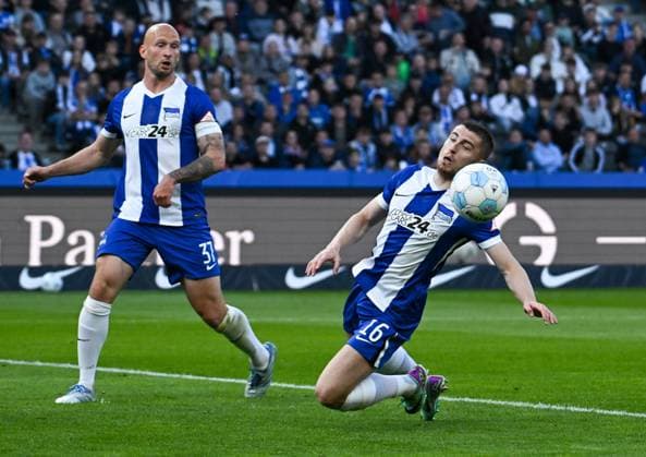Fussball 2.Bundesliga, Hertha BSC Berlin - 1.FC Magdeburg 25.04.2025, xdanx, Fussball 2.Bundesliga, Hertha BSC Berlin - 1.FC Magdeburg v.l. Toni Leistner (Hertha BSC), Jonjoe Kenny (Hertha BSC) am Ball (DFL DFB REGULATIONS PROHIBIT ANY USE OF PHOTOGRAPHS as IMAGE SEQUENCES and or QUASI-VIDEO) Daniel Lakomski Mix1Press Berlin Olympiastadion Berlin Deutschland (DEU)