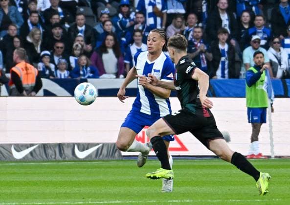 Fussball 2.Bundesliga, Hertha BSC Berlin - 1.FC Magdeburg 25.04.2025, xdanx, Fussball 2.Bundesliga, Hertha BSC Berlin - 1.FC Magdeburg v.l. Derry Scherhant (Hertha BSC), Alexander Nollenberger (1.FC Magdeburg) Zweikampf, Duell, Kampf, tackle (DFL DFB REGULATIONS PROHIBIT ANY USE OF PHOTOGRAPHS as IMAGE SEQUENCES and or QUASI-VIDEO) Daniel Lakomski Mix1Press Berlin Olympiastadion Berlin Deutschland (DEU)