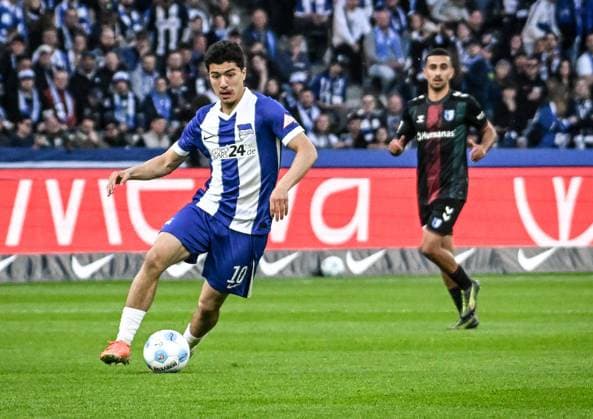 Fussball 2.Bundesliga, Hertha BSC Berlin - 1.FC Magdeburg 25.04.2025, xdanx, Fussball 2.Bundesliga, Hertha BSC Berlin - 1.FC Magdeburg v.l. Ibrahim Maza (Hertha BSC) am Ball (DFL DFB REGULATIONS PROHIBIT ANY USE OF PHOTOGRAPHS as IMAGE SEQUENCES and or QUASI-VIDEO) Daniel Lakomski Mix1Press Berlin Olympiastadion Berlin Deutschland (DEU)