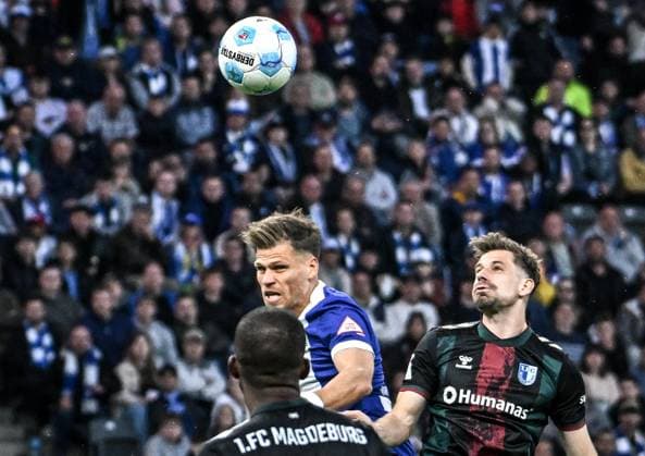 Fussball 2.Bundesliga, Hertha BSC Berlin - 1.FC Magdeburg 25.04.2025, xdanx, Fussball 2.Bundesliga, Hertha BSC Berlin - 1.FC Magdeburg v.l. Florian Niederlechner (Hertha BSC), Alexander Nollenberger (1.FC Magdeburg) Zweikampf, Duell, Kampf, tackle (DFL DFB REGULATIONS PROHIBIT ANY USE OF PHOTOGRAPHS as IMAGE SEQUENCES and or QUASI-VIDEO) Daniel Lakomski Mix1Press Berlin Olympiastadion Berlin Deutschland (DEU)