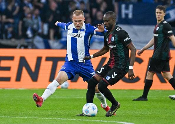 Fussball 2.Bundesliga, Hertha BSC Berlin - 1.FC Magdeburg 25.04.2025, xdanx, Fussball 2.Bundesliga, Hertha BSC Berlin - 1.FC Magdeburg v.l. Jon Dagur Porsteinsson (Hertha BSC), Silas Gnaka (1.FC Magdeburg) Zweikampf, Duell, Kampf, tackle (DFL DFB REGULATIONS PROHIBIT ANY USE OF PHOTOGRAPHS as IMAGE SEQUENCES and or QUASI-VIDEO) Daniel Lakomski Mix1Press Berlin Olympiastadion Berlin Deutschland (DEU)