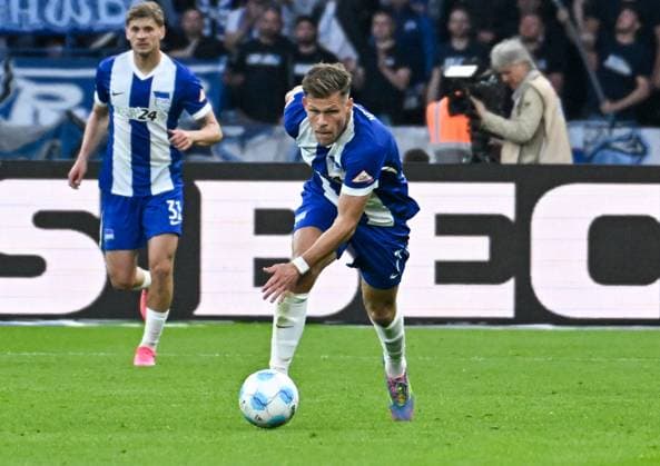 Fussball 2.Bundesliga, Hertha BSC Berlin - 1.FC Magdeburg 25.04.2025, xdanx, Fussball 2.Bundesliga, Hertha BSC Berlin - 1.FC Magdeburg v.l. Florian Niederlechner (Hertha BSC) am Ball (DFL DFB REGULATIONS PROHIBIT ANY USE OF PHOTOGRAPHS as IMAGE SEQUENCES and or QUASI-VIDEO) Daniel Lakomski Mix1Press Berlin Olympiastadion Berlin Deutschland (DEU)