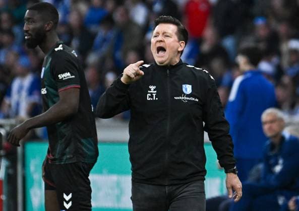 Fussball 2.Bundesliga, Hertha BSC Berlin - 1.FC Magdeburg 25.04.2025, xdanx, Fussball 2.Bundesliga, Hertha BSC Berlin - 1.FC Magdeburg v.l. Christian Titz 1.FC Magdeburg Trainer) gibt Anweisungen, gestikuliert mit den Armen, gesticulate, gives instructions (DFL DFB REGULATIONS PROHIBIT ANY USE OF PHOTOGRAPHS as IMAGE SEQUENCES and or QUASI-VIDEO) Daniel Lakomski Mix1Press Berlin Olympiastadion Berlin Deutschland (DEU)