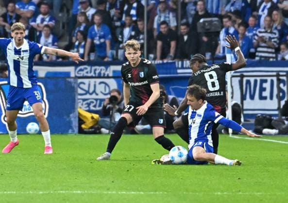Fussball 2.Bundesliga, Hertha BSC Berlin - 1.FC Magdeburg 25.04.2025, xdanx, Fussball 2.Bundesliga, Hertha BSC Berlin - 1.FC Magdeburg v.l. Philipp Hercher (1.FC Magdeburg), Michal Karbownik (Hertha BSC), Bryan Teixeira (1.FC Magdeburg) Zweikampf, Duell, Kampf, tackle (DFL DFB REGULATIONS PROHIBIT ANY USE OF PHOTOGRAPHS as IMAGE SEQUENCES and or QUASI-VIDEO) Daniel Lakomski Mix1Press Berlin Olympiastadion Berlin Deutschland (DEU)